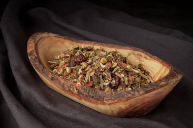 Tamamen yaprak gevşek yeşil, siyah çay ahşap kaşıkta.