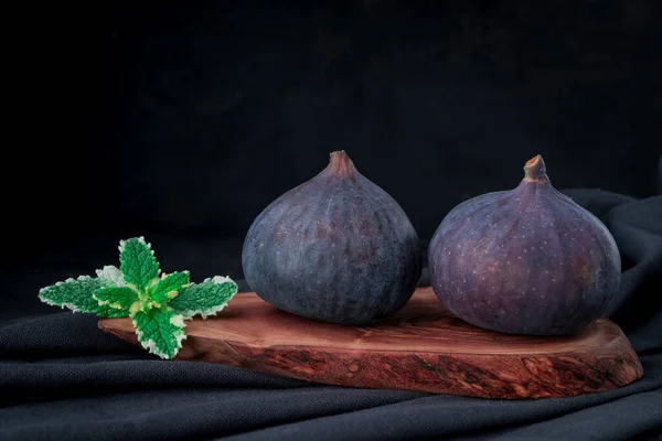 Higos Frescos Frutas Dulces Sobre Fondo Oscuro —  Fotos de Stock