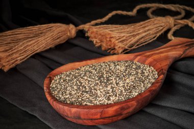 Tahta kaşıkta siyah ve beyaz chia tohumları