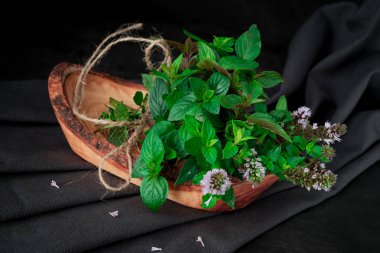 Taze nane şekeri. Masada bir demet nane var.. 