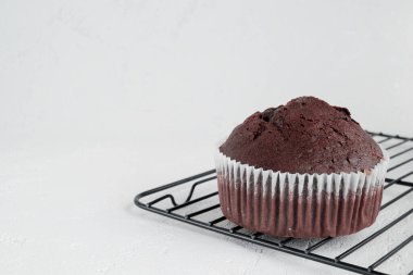 Beyaz bir yüzeyde çikolatalı kek..