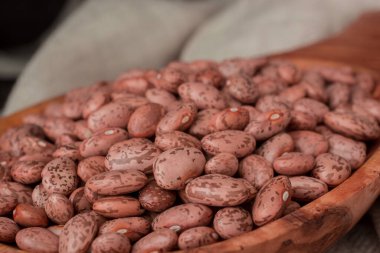 Tahta kaşıkta siyah kuru fasulye.