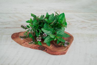 Taze nane şekeri. Masada bir demet nane var.. 