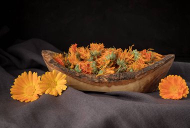 Kurumuş calendula bitkisi ve çiçeklerin bileşimi