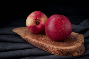 NEKTARİN ahşap arka plan dilimleri ile