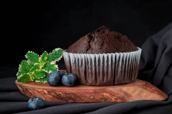 Schokoladenmuffin Auf Dunkler Oberfläche — Stockfoto