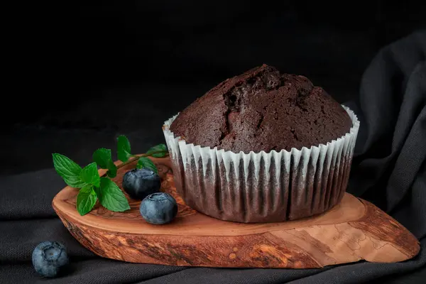 Muffin Cioccolato Una Superficie Scura — Foto Stock