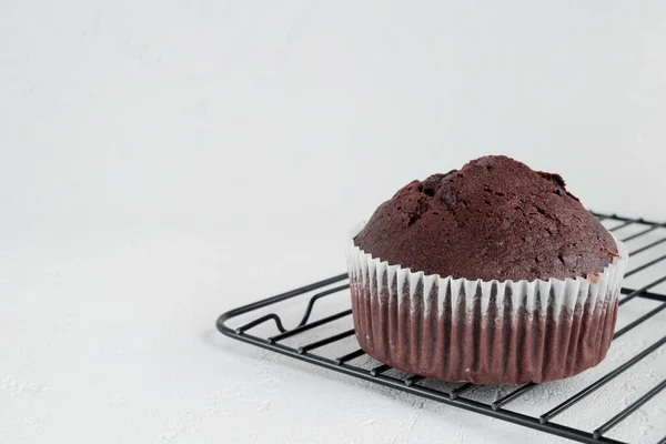 Muffin Cioccolato Una Superficie Bianca — Foto Stock