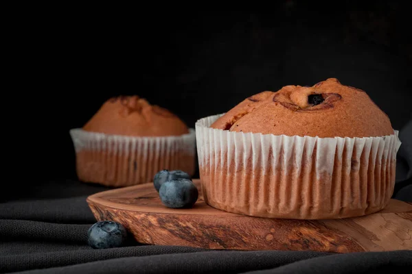 Muffin Aux Myrtilles Myrtilles Fraîches Éparses Avec Sur Une Sombre — Photo