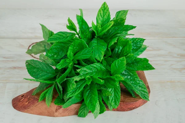 Mint Bunch Fresh Green Organic Mint Leaf Wooden Table Clo — Stock Photo, Image
