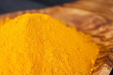 Tahta kaşık stüdyosundaki zerdeçal tozu. 