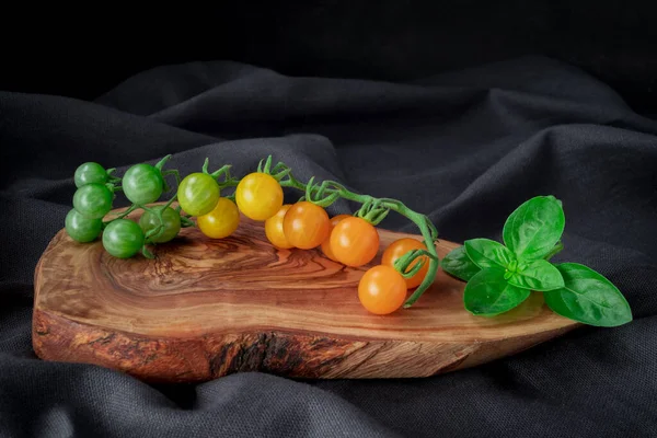 Gele Tomaten Tak Tafel Achtergrond Gezond Voedsel — Stockfoto