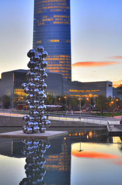 Der große Baum und das Auge. Bilbao. Spanien. — Stockfoto