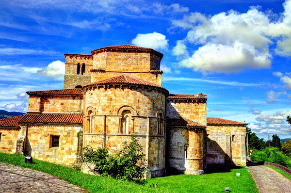 Romanesk collegiate. Cantabria. İspanya. — Stok fotoğraf