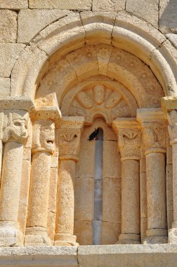 Romanesk pencere. San pantaleon de Loza. Burgos. İspanya.