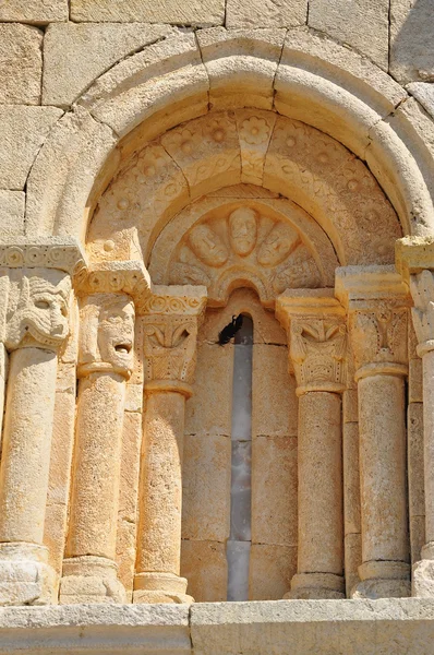 Romanesk pencere. San pantaleon de Loza. Burgos. İspanya. — Stok fotoğraf