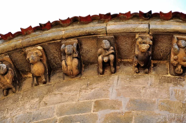 Corbels. San Pedro de Cervatos. Cantabria. Spagna . — Foto Stock