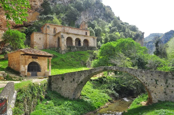 Romanesk kilise ve Roma köprüsü. Frias. İspanya. — Stok fotoğraf