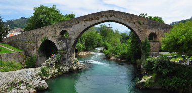 Roma köprüsü. Cangas de gidebildiğimiz. İspanya.