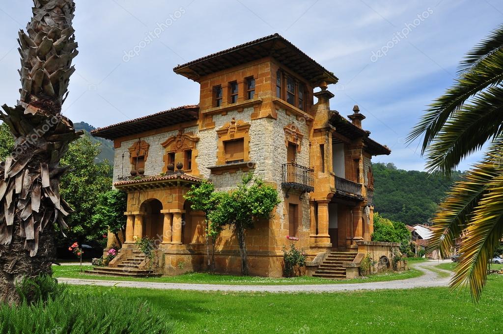 Mansión. Cangas de Onis. España . — Fotos de Stock © javigares 42126039