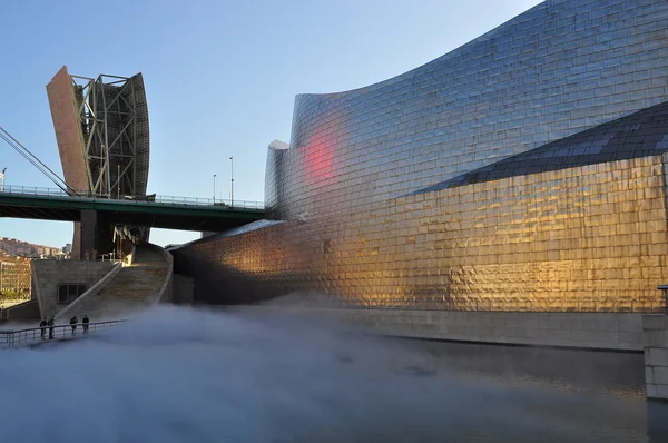 Nebel. Guggenheim. Bilbao. Spanien. — Stockfoto