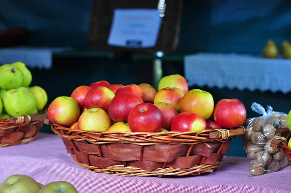 Basket of apples.Basauri. Spain. — Stock Photo, Image