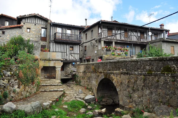 Haus am Fluss. la alberca. Spanien. — Stockfoto