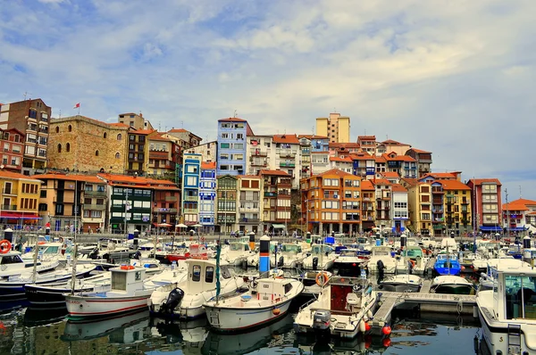 Domy i łodzi. Bermeo. Hiszpania. — Zdjęcie stockowe