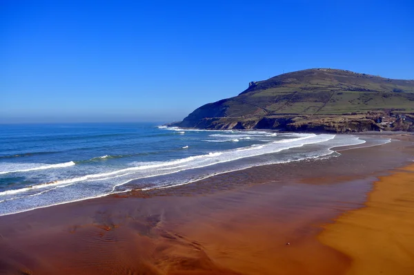 Plaży La arena. Bizkaia. Hiszpania. — Zdjęcie stockowe