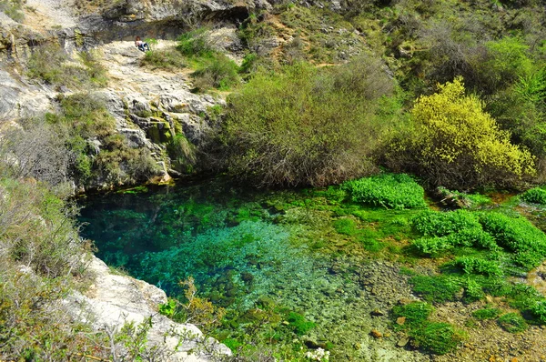 蓝色的池塘。sedano。西班牙. — 图库照片
