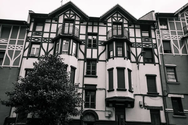 20世紀初頭 これらの英語スタイルの家はスペインのビルバオのイララ地区に建てられました — ストック写真