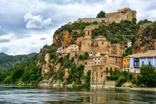 Uitzicht Middeleeuwse Stad Miravet Gelegen Aan Oevers Van Rivier Ebro — Stockfoto