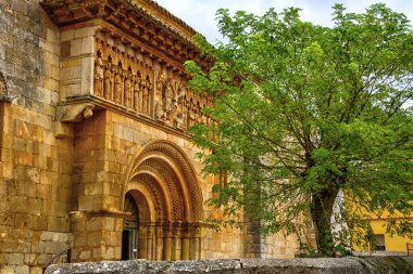 Moarves de Ojeda 'nın Roma kilisesinin manzarası. Bu nüfus Palencia, İspanya 'da. Bu fotoğrafta ana cepheyi görüyoruz. Romen portalı ve muhteşem frizbiyle..