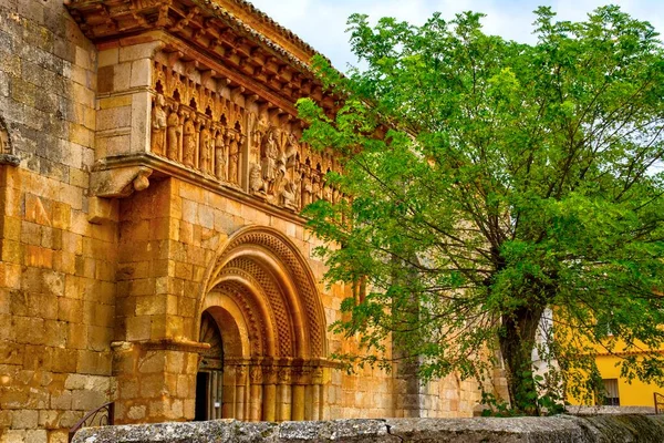 モアーヴ オヘダのロマネスク様式の教会の眺め この人口はスペインのパレンシアにある この写真では そのロマネスク様式のポータルとその素晴らしいフリーズと メインファサードを参照してください — ストック写真