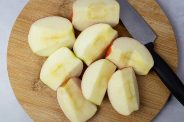 Elmalar dörde bölünmüş. Yukarıdan görüntüle.