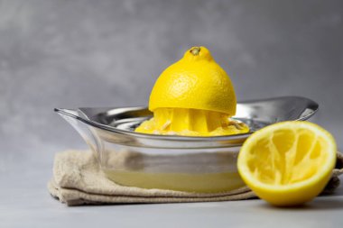 Elle sıkma makinesi kullanarak limon sıkmak..