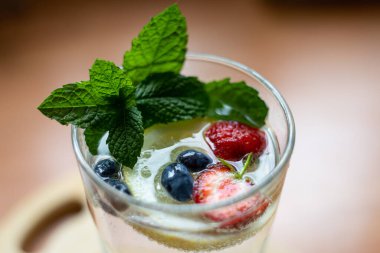 Meyve ve nane yapraklı maden suyu..