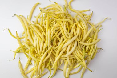 Beyaz arka planda sarı yeşil fasulye. Üst görünüm.