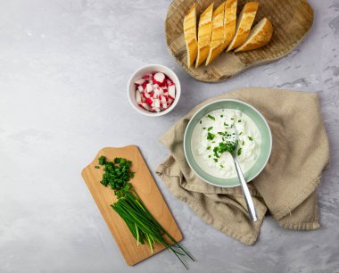 Sağlıklı bir ev yapımı kahvaltı. Frenk soğanlı süzme peynir, turp ve ekmek..
