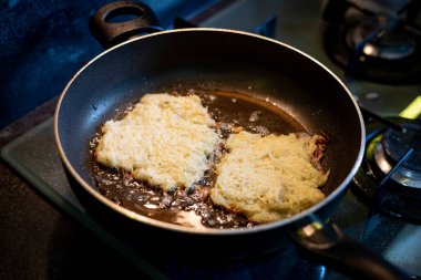 Sıcak yağda kızartılmış patatesli gözleme..