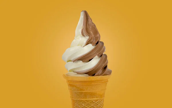 Sağlam bir arka planda kıvırcık dondurma.