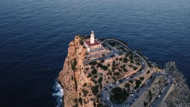 キャップ フォーメンター 山の上に灯台 スペインのマヨルカ島の観光地 — ストック動画
