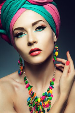 bella signora con turbante colorato