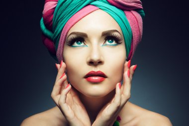 bella signora con turbante colorato