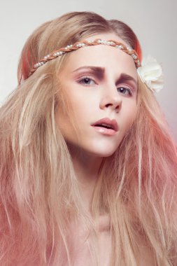 Çiçekli güzel bir kadın.