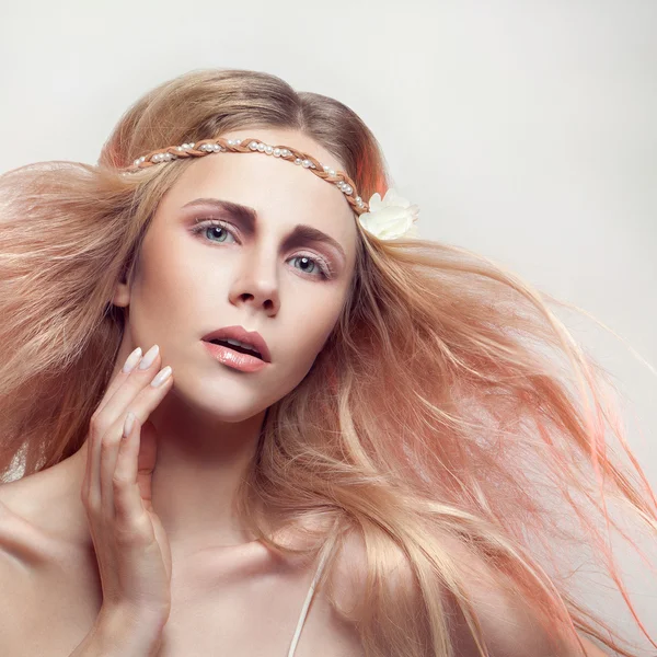 Hermosa mujer con una flor —  Fotos de Stock