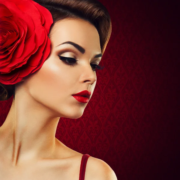 Vášnivá dáma s červeným květem ve vlasech. — Stock fotografie