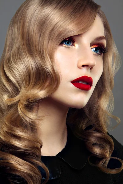 Közeli stúdió világos make-up a gyönyörű nő portréja — Stock Fotó