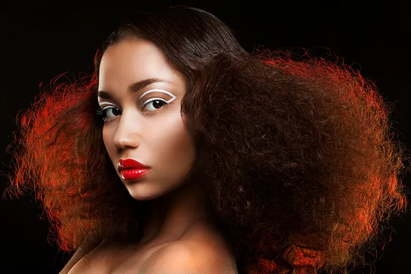 Bayan güzel saç modeli ve sıradışı makyaj ile