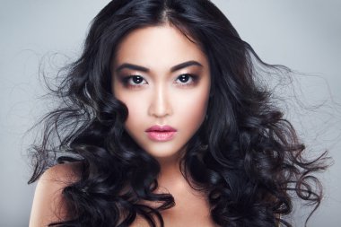 kıvırcık saçlı genç ve güzel bir Asyalı kadın